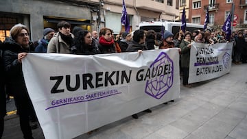 Manifestación feminista contra el exentrenador del club de baloncesto Lointek Gernika durante el primer día del juicio, en la Sección Sexta de la Audiencia de Vizcaya, a 14 de enero de 2024, en Bilbao, Vizcaya, País Vasco (España). La Sección Sexta de la Audiencia Provincial de Vizcaya juzga desde hoy hasta el jueves, 16 de enero, al exentrenador acusado de un delito continuado de agresión sexual a una jugadora de 13 años de edad, entre los años 1998 y 2001. La Fiscalía pide 14 años de cárcel y el ministerio público exige la inhabilitación absoluta, el abono de las costas, que se le prohíba acercarse durante un periodo de diez años a la localidad vizcaína de Gernika, donde reside la víctima, además de que esta sea indemnizada con 20.000 euros.
14 ENERO 2025
Europa Press / David de Haro. POOL
14/01/2025