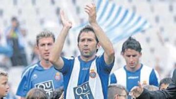 <b>SÍMBOLO ESPAÑOLISTA. </b>Raúl Tamudo, máximo goleador de la historia del Espanyol, recibió un homenaje en la previa del encuentro.