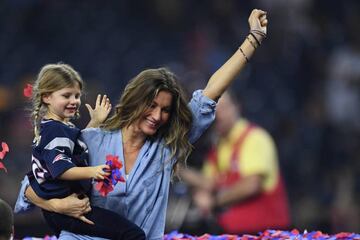 Así de contenta estába Gisele Bundchen con su hija Vivian Brady tras la consecución de la Super Bowl por parte de los Patriots.