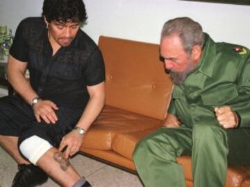 Diego Maradona enseña a Fidel Castro el tatuaje en su gemelo con la cara del líder.