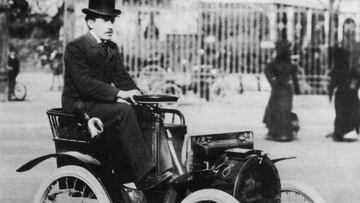 Louis Renault, al voolante de una Voiturette Renault tipo A, el modelo con el que compitió en París 1900.