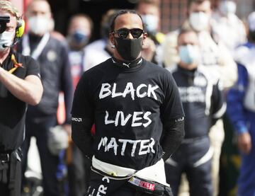 El piloto durante el homenaje antirracista que se hace antes de cada carrera