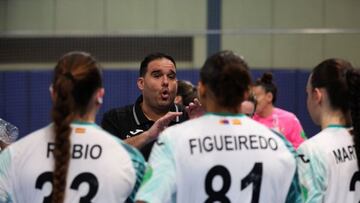 Rocamora dando instrucciones a sus jugadoras del Elche.