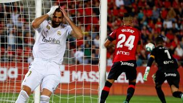 Benzema se lamenta tras mandar un bal&oacute;n al larguero.