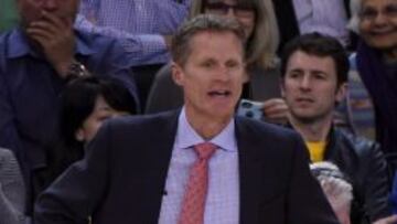 Steve Kerr da instrucciones a Bogut.