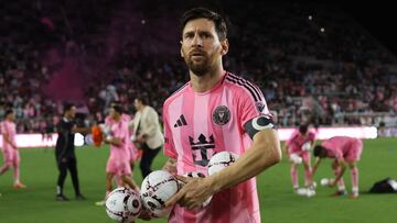 FORT LAUDERDALE, FLORIDA - OCTOBER 11: Lionel Messi #10 of Inter Miami CF takes balls to gift fans after the MLS Inter Miami CF and Atlanta United at Chase Stadium on October 11, 2025 in Fort Lauderdale, Florida. Leonardo Fernandez/Getty Images/AFP (Photo by Leonardo Fernandez / GETTY IMAGES NORTH AMERICA / Getty Images via AFP)
