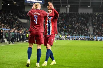 Haaland y Sorloth celebran un gol de Noruega.