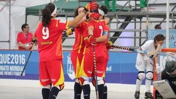 Las jugadoras de la selecci&oacute;n espa&ntilde;ola femenina de hockey patines celebran un gol ante Francia durante su partido en el Mundial que se celebra en Iquique, Chile.