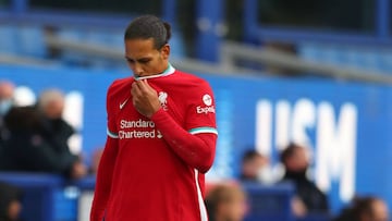 Van Dijk abandona el campo lesionado. 