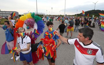 Múnich tiñe la Eurocopa de arcoíris