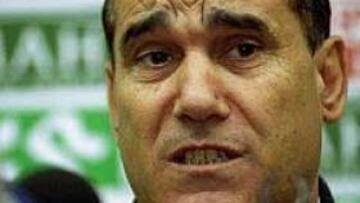 <b>ENFRENTADO.</B> Caneda ni paga a sus empleados ni facilita que estos puedan cobrar.