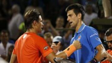 Novak Djokovic recibe la enhorabuena de David Ferrer por la victoria tras el partido disputado esta pasada madrugada en Miami.