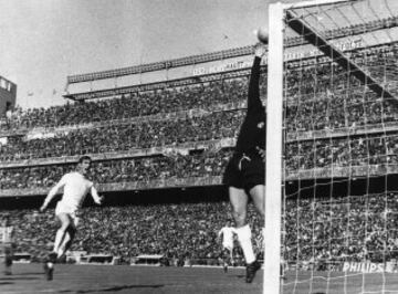 En 1962 fue fichado por el Real Madrid, donde jugaría doce temporadas, hasta 1974.