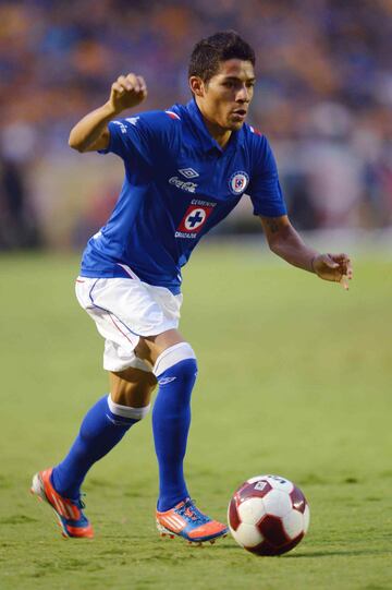 El futbolista surgió de las fuerzas básicas de Cruz Azul y en 2010 debutó con el primer equipo. El habilidoso extremo irrumpió con fuerza y se ganó un lugar en el equipo. No pudo levantar el ansiado título de liga con la Máquina. Salió del cuadro celeste en el Clausura 2013.