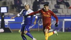 Narv&aacute;ez presiona a Stoichkov en el partido del pasado viernes del Zaragoza en Sabadell.