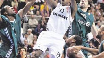 <b>ACOSO. </b>La defensa del Unicaja no dará facilidades ante las acciones de Gelabale y demás atacantes madridistas.