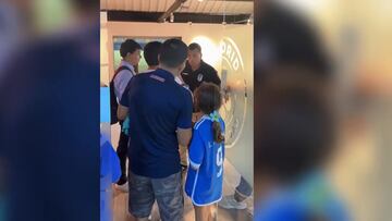 Esteban Paredes se encontró con hinchas de la U tras el duelo de Copa Chile y esto ocurrió