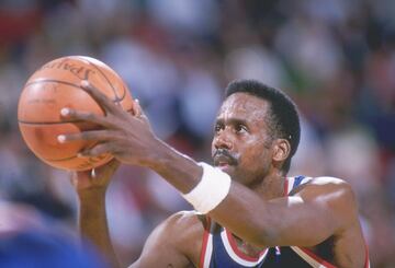 El escolta panameño, Rolando Blackman, es una leyenda de Dallas Mavericks, que retiraron su número 22 y donde jugó entre 1981 y 1992 tras ser elegido con el número 9 en el draft de 1981. Estrella en Kansas State tras criarse en Brooklyn, donde llegó a los ocho años procedente de su Panamá natal, jugó dos años en los Knicks (1992-94) que perdieron la final de la NBA con los Rockets. Después, cuando fue cortado por los de la Gran manzana, se fue a Europa: primero tuvo un paso por Grecia, con un AEK decepcionante en lo colectivo. Saltó a Milán, con el entrenador Bogdan Tanjevic que después lo llevó al Limoges. En Italia ganó la Liga y la Copa y promedió 15,3 puntos por partido (temporada 1995-96). El lunar fue la Copa Korac, que su equipo perdió en la final con el Efes pese a que contaba con él y con Dejan Bodiroga, Gregor Fucka, Nando Gentile...