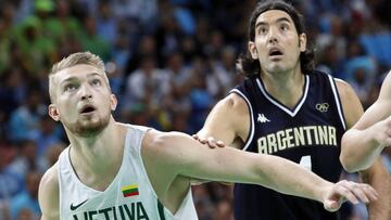 Domantas Sabonis y Luis Scola durante el Lituania-Argentina.