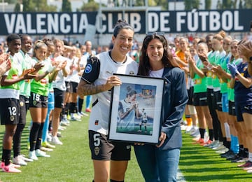 Homenaje a Marta Carro, segunda jugadora con m¨¢s partidos en la historia del Valencia con 199, que deja el club en la jornada 30 de la Liga F ante el Real Madrid.