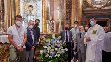 El Real Zaragoza ha llevado a cabo la tradicional ofrenda de flores a la Virgen del Pilar.