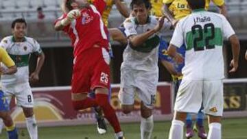 <b>SUBLIME. </b>Juan Carlos, portero del Elche, en una de las acciones del partido de ayer, en la que despeja un peligroso balón con el puño.