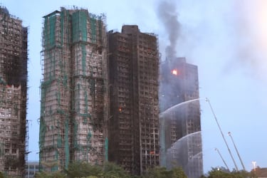 Varios apartamentos siguen en llamas y continúan las labores de rescate en el complejo residencial Wang Fuk Court, en Tai Po, Hong Kong.