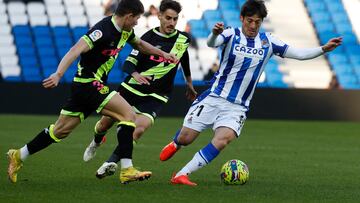 SAN SEBASTIÁN, 10/12/2022.- El jugador de la Real Sociedad, Silva, y Fran García (i), del Rayo Vallecano, durante el partido de fútbol amistoso que han disputado este sábado en el Reale Arena de San Sebastián. EFE/ Javier Etxezarreta
