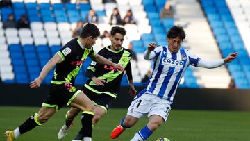 SAN SEBASTI?N, 10/12/2022.- El jugador de la Real Sociedad, Silva, y Fran Garc¨ªa (i), del Rayo Vallecano, durante el partido de f¨²tbol amistoso que han disputado este s¨¢bado en el Reale Arena de San Sebasti¨¢n. EFE/ Javier Etxezarreta