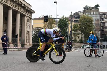 Filippo Ganna durante la contrarreloj individual de la última etapa del Giro de Italia 2020, una ruta de 15,7 kilómetros entre Cernusco sul Naviglio y Milán.