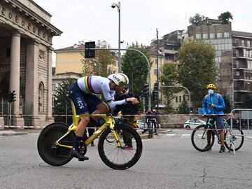 Filippo Ganna durante la contrarreloj individual de la última etapa del Giro de Italia 2020, una ruta de 15,7 kilómetros entre Cernusco sul Naviglio y Milán.