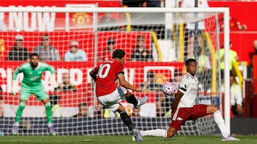 Matheus Cunha tira ante Raya.