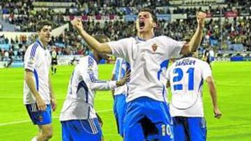 Los jugadores del Zaragoza celabran el gol de la victoria
