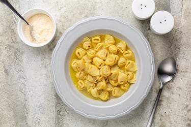En muchas regiones del norte, especialmente Emilia-Romaña, la cena de Nochebuena o la comida de Navidad incluye pasta rellena (cappelletti, o a veces tortellini) servida en un rico caldo de gallina o capón.