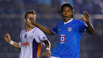 SOCCER/FUTBOL
LIGA DE CAMPEONES CONCACAF 2009/10
CRUZ AZUL VS SAPRISSA
Action photo of Joel Huiqui of Cruz Azul, during game of the Liga de Campeones CONCACAF 2009/Foto de accion de Joel Huiqui de Cruz Azul, durante juego de la Liga de Campeones CONCACAF 2009. 19 August 2009. MEXSPORT/ETZEL ESPINOSA