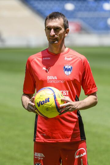 Marcelo Barovero ( portero). El arquero argentino llegó de Necaxa tras buenos torneos con los de Aguascalientes. El 'Trapito' le dará seguridad al arco de Rayados.





Photo during the presentation of the new reinforcements of Monterrey facing the Opening 2018 from the facilities of the BBVA Bancomer stadium.



IN THE PHOTO: