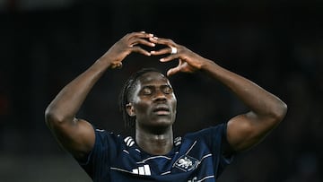 Amadou Onana, jugador del Aston Villa, celebra el gol anotado Young Boys en Champions League.