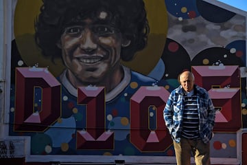 Visitamos la casa en la que vivió el astro argentino durante su etapa como futbolista del Argentinos Juniors (1978-1980) en el barrio de La Paternal en Buenos Aires. La vivienda se ha convertido en un curioso museo. En la foto, Alberto Pérez, director del Argentinos Juniors y dueño de la casa-museo.  