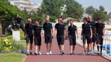 ARROPADO... EN SAINT-NAZAIRE. Siutsou, Kennaugh, Froome, Boasson Hagen, Porte, David López, Stannard y Geraint Thomas.