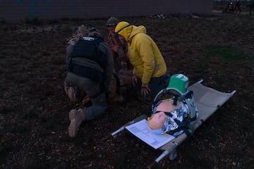 La teoría, la extensa documentación sanitaria previa, te lleva al campo de entrenamiento con la base necesaria para salvar la vida de tu paciente (simulado).

