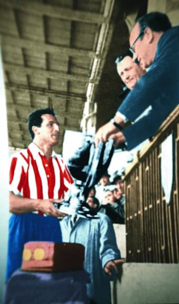 Alfonso Aparicio recibió de Manuel Valdés Larrañaga, Presidente de la federación, el tercer trofeo de Liga.