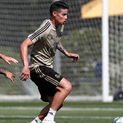 James hace fútbol por primera vez con todo el grupo