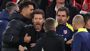 Simeone, es expulsado tras encararse con un aficionado del Liverpool. El ténico se quejó al árbitro que le habían hecho una peineta.