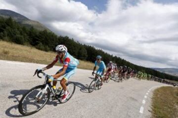 El ciclista italiano del Astaná y líder de la clasificación general, Fabio Aru, entre el pelotón durante la decimotercera etapa de la Vuelta Ciclista a España, disputada entre Calatayud y Tarazona, de 177 kilómetros de recorrido. 