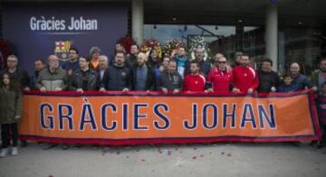 Seguidores rindiendo homenaje a Johan Cruyff fuera del Camp Nou. En imagen, la peña de Johan Cruyff.






