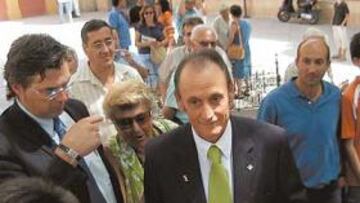 <b>AGENDA. </b>El presidente verdiblanco acudió junto a la plantilla y los dos últimos fichajes a la visita anual al Señor de Sevilla, Jesús del Gran Poder. Por la tarde, presentó a Miguel Ángel y Óscar López.