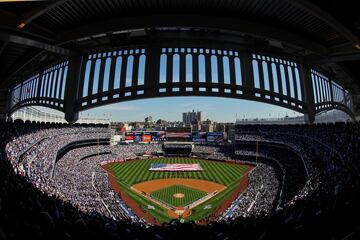 El mítico parque de pelota en el que se construyó un deporte como el béisbol fue demolido en 2008. Sin embargo, una versión más moderna y funcional, fue construida en su lugar, para dar paso a una nueva era sin dejar de homenajear al pasado. Su apertura fue en 2009 y costó 2 mil millones de dólares. El Monumental Park, localizado detrás del jardín central, honra a las históricas figuras de los 'Bombarderos del Bronx'.