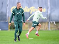 Gaizka Garitano dirigiendo un entrenamiento en la Ciudad Deportiva Bahía de Cádiz.