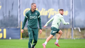 Gaizka Garitano dirigiendo un entrenamiento en la Ciudad Deportiva Bahía de Cádiz.