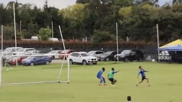 El golazo de chilena de Fernando Uribe en pr&aacute;ctica